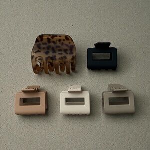 🔴$5🔴 to be donated; item available until 6/23 - Set of 5 claw clips hair clips